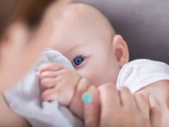 Bebé de cuatro meses: reacciona a tus emociones