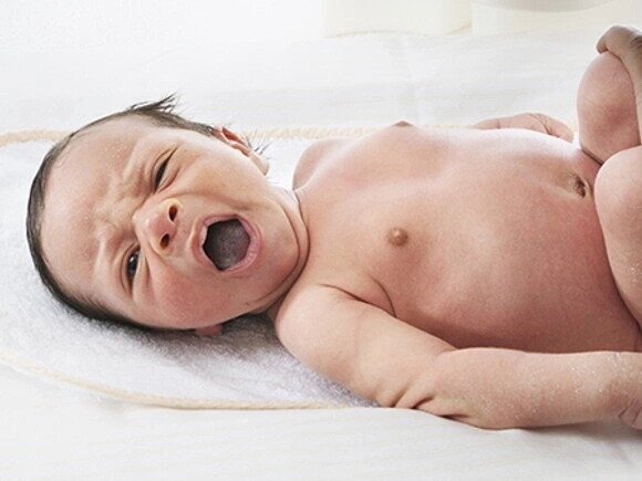 bebe recién nacido tomando baño