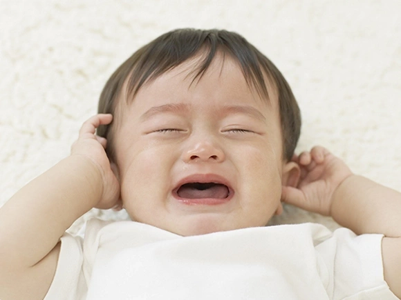 bebé llorando por cólicos