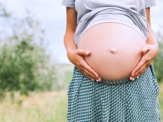 Mujer embarazada, mostrando su vientre