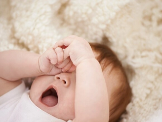 Bebé bostezando