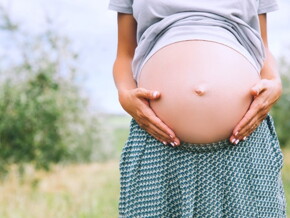 Mujer embarazada, mostrando su vientre