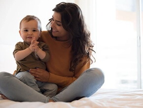 Madre e hijo sentados