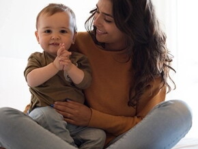 Madre jugando con su bebé