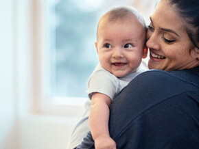 Mamá con su bebé de 6 meses en brazos