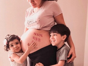 madre-embarazada-con-sus-hijos