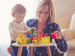 Mamá y bebe jugando con bloques