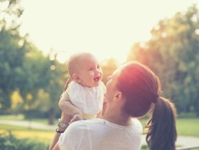 Mamá y bebé tomando un baño de sol