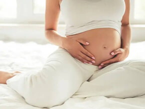 Mamá tocando el vientre.