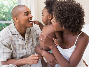 Cuando el padre, la madre y el bebé hablan varias lenguas