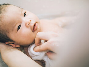 Lista para el baño: Cómo bañar a un recién nacido