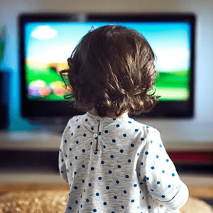 niño viendo dibujos animados en la tv