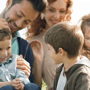 Una linda familia disfrutando juntos en el césped con un niño