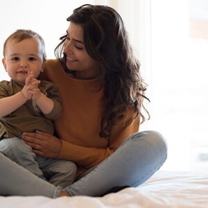 Madre e hijo sentados