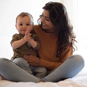 Madre jugando con su bebé