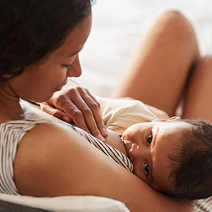 Mujer amamantando a su bebé