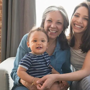 Bebé de 11 meses con su abuela y su mamá