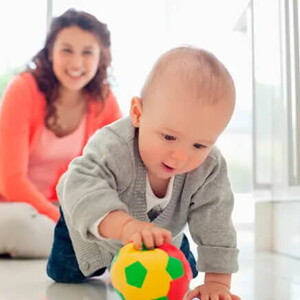 Bebé de 12 meses gateando con su juguete