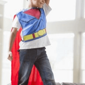 niño con traje de super heroe