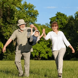 niño divirtiéndose con sus abuelos