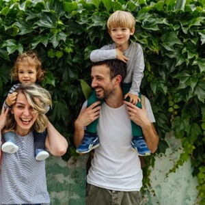 Los padres riendo con los hijos alzados.