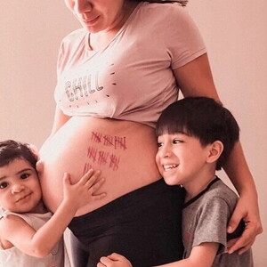 madre-embarazada-con-sus-hijos