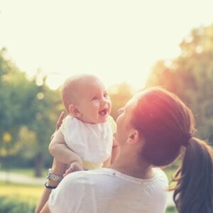 Mamá y bebé tomando un baño de sol