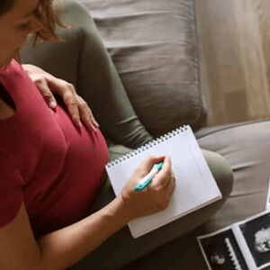 Mamá eligiendo el nombre del bebé