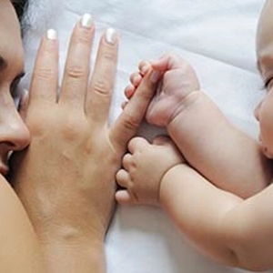 Bebé durmiendo con su madre