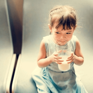 niña tomando leche 