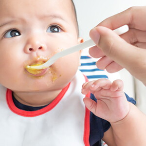 ¿Estás incorporando los primeros alimentos en la dieta de tu bebé? Prepárate con este práctico kit.