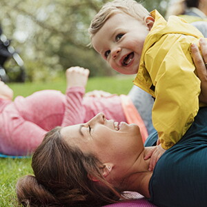 Ejercicios con niños pequeños: Trucos inteligentes para mamá en medio de una vida agitada