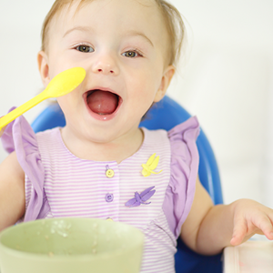 Sigue esta guía para comenzar a darle a tu bebé alimentos sólidos