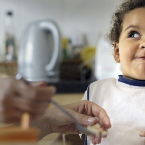 Cómo complacer a un niño melindroso para comer