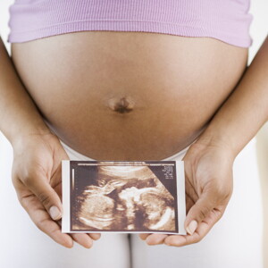 ¿Las futuras mamás no necesitan comer por dos?