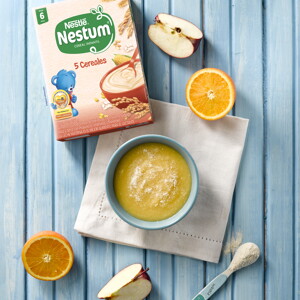 Papilla de manzana y naranja con NESTUM® 5 cereales