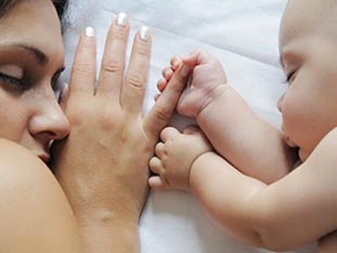 Bebé durmiendo con su madre