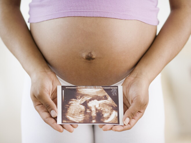 ¿Las futuras mamás no necesitan comer por dos?