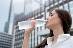 mujer tomando agua