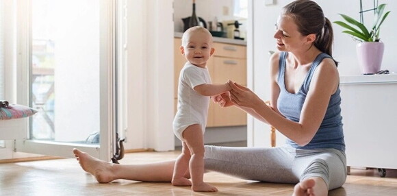 Bebé bailando con mamá