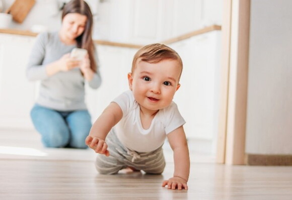 Bebé de 6 meses gateando