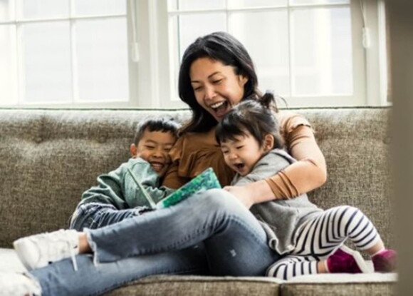 Niños leyendo cuentos con su mamá como estrategia de aprendizaje.