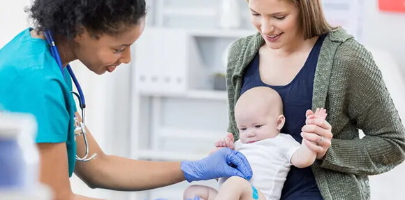 Doctora revisando a tu bebé de cinco meses.