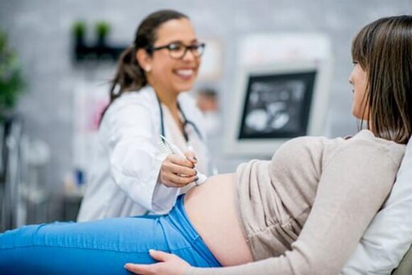 Mujer embarazada visita al médico.