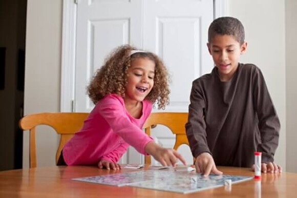 Niños jugando como estrategia de aprendizaje.