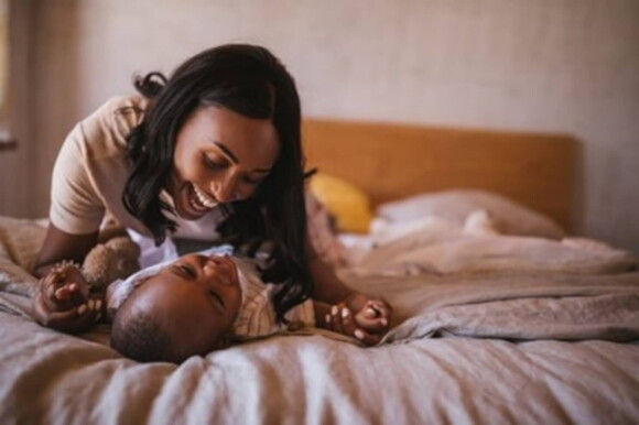 Mamá jugando con su hijo estimulando su desarrollo.