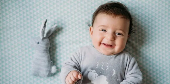 Bebé de cuatro meses sonriendo.