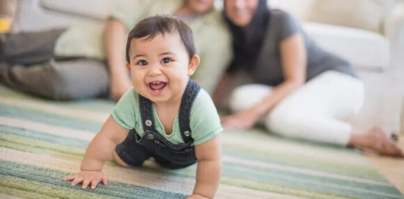 Bebé de 10 meses gateando