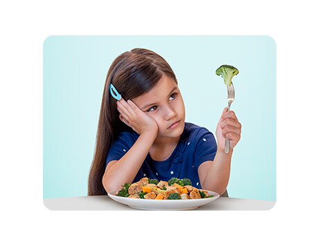 Niña comiendo vegetales