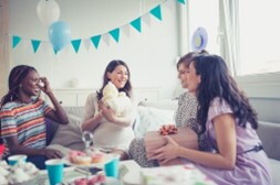 Celebración y entrega de regalos en la revelación de género